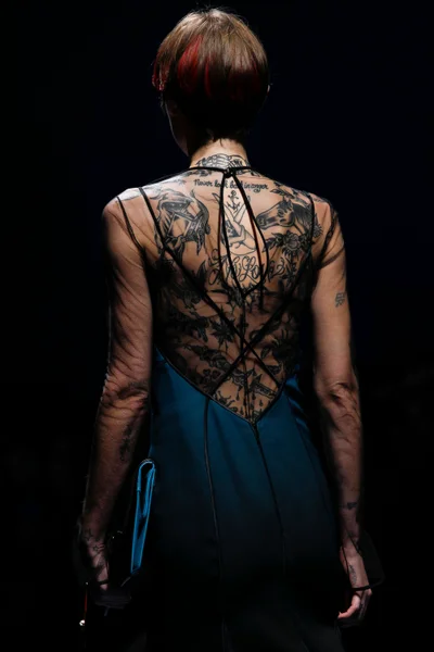 Look 16